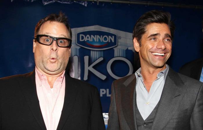 “È offensivo”, John Stamos finge di radersi la testa a sostegno di Dave Coulier e crea un enorme scandalo