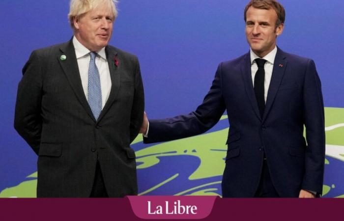 “Hanno perso tutti la testa a Parigi”: Boris Johnson prende in giro Emmanuel Macron nelle sue memorie