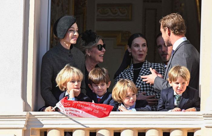 La principessa Carolina nonna felice con i suoi sette nipoti sul balcone del palazzo principesco