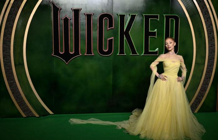 Ariana Grande vede la vita in giallo con Ralph Lauren per “Wicked”