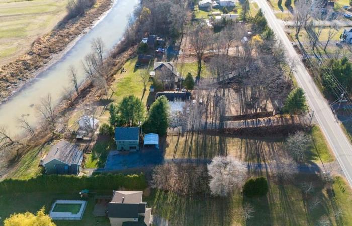 Elegante cottage confinante con uno specchio d’acqua in uno sfondo di tranquillità rurale