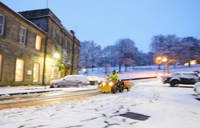 Le scuole chiudono e gli inglesi combattono contro strati di neve mentre le temperature scendono a -8°C con ulteriori 8 pollici di caduta causando una carneficina nei viaggi