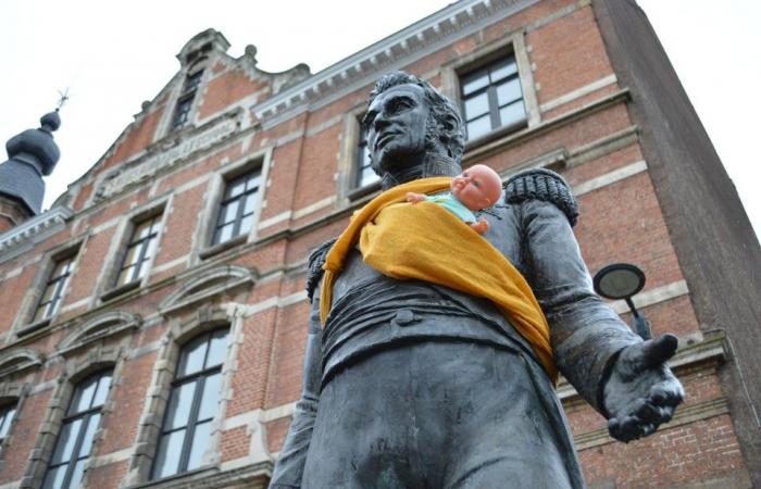 A Gand si celebra così la Giornata internazionale dell’uomo: alle statue viene regalata una fascia porta bebè (Gand)