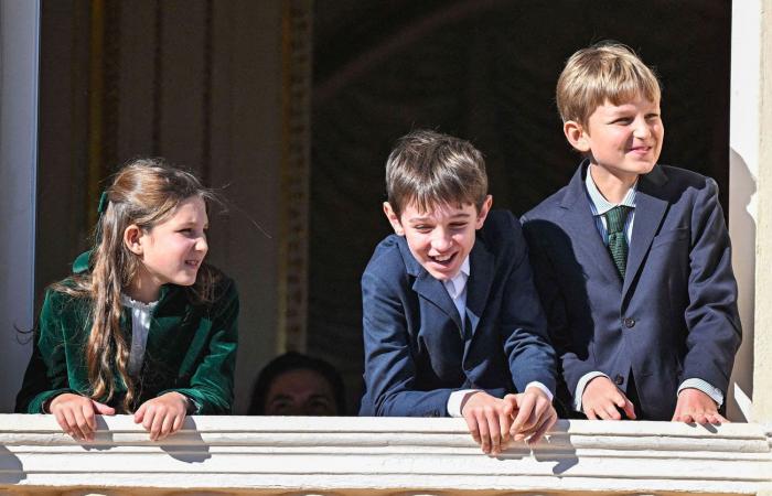 La principessa Carolina nonna felice con i suoi sette nipoti sul balcone del palazzo principesco