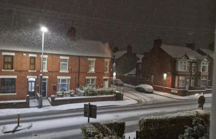 Forti nevicate colpiscono Wrexham: scuole chiuse e interruzioni di corrente