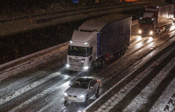 Le scuole chiudono e gli inglesi combattono contro strati di neve mentre le temperature scendono a -8°C con ulteriori 8 pollici di caduta causando una carneficina nei viaggi