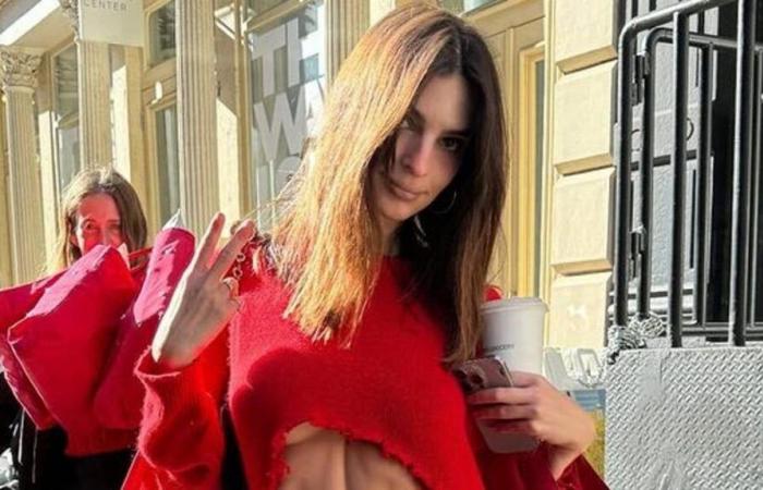 Sempre più strano, il ventre sotto un maglione strappato di Emily Ratajkowski