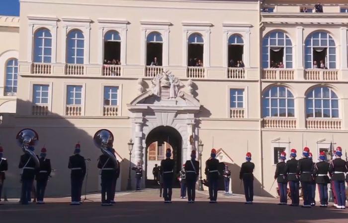 Jacques e Gabriella di Monaco al balcone con Alberto II e Charlene per assistere alla parata militare comprendente la Guardia Repubblicana