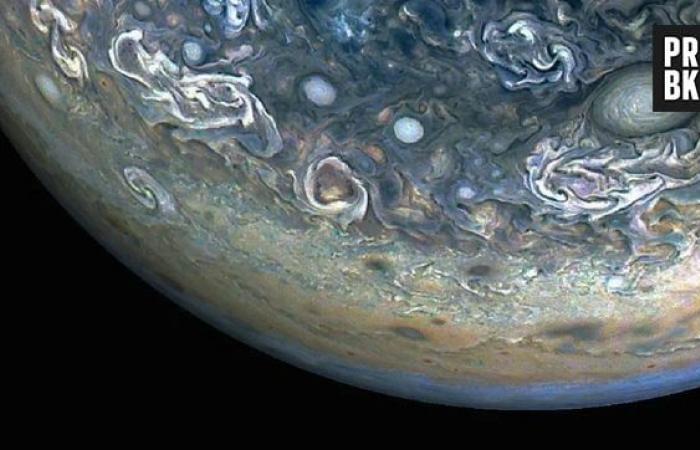 Degna di un film di fantascienza: la sonda Juno della NASA cattura l'immagine di un delfino sulla superficie di Giove