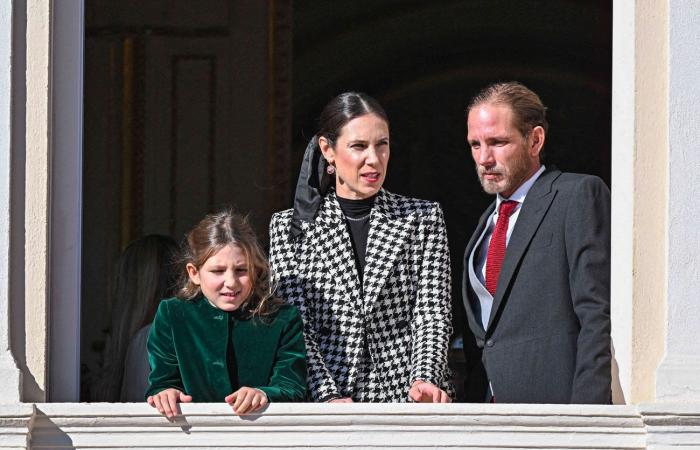 Jacques e Gabriella di Monaco al balcone con Alberto II e Charlene per assistere alla parata militare comprendente la Guardia Repubblicana