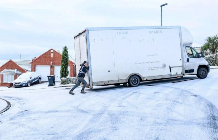 Le scuole chiudono e gli inglesi combattono contro strati di neve mentre le temperature scendono a -8°C con ulteriori 8 pollici di caduta causando una carneficina nei viaggi