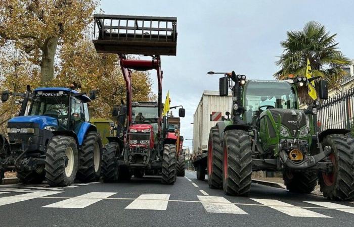 DIRETTO – I trattori del Coordinamento rurale della Dordogna sono davanti alla prefettura di Périgueux