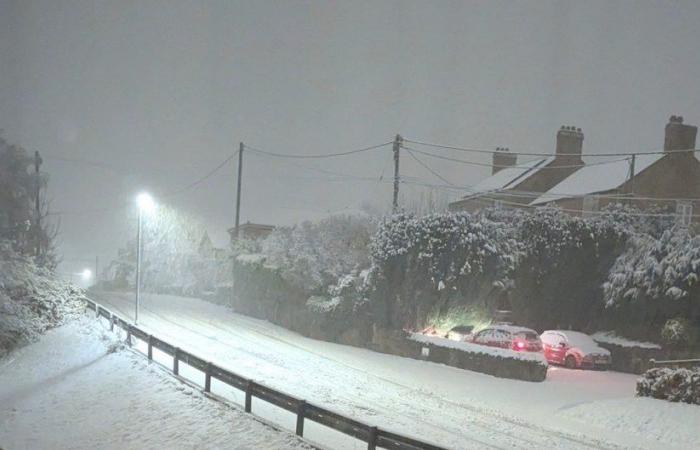 Forti nevicate colpiscono Wrexham: scuole chiuse e interruzioni di corrente