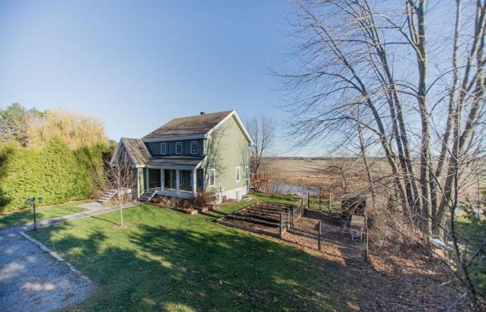 Elegante cottage confinante con uno specchio d’acqua in uno sfondo di tranquillità rurale