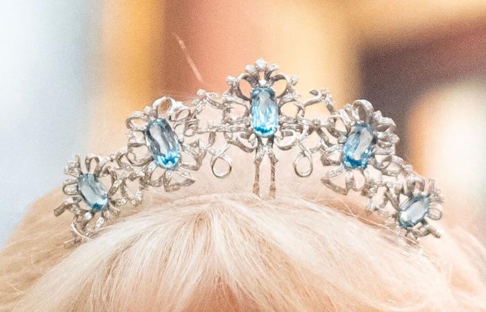 La Regina Camilla indossa la rarissima tiara acquamarina della Regina Elisabetta II per onorare il corpo diplomatico