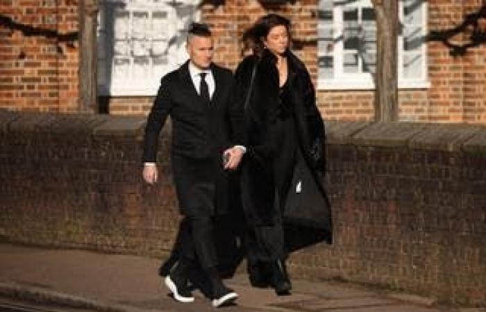 Ultimo funerale di Liam Payne: i compagni di band della star degli One Direction e la fidanzata Kate Cassidy in una foto fuori dalla chiesa