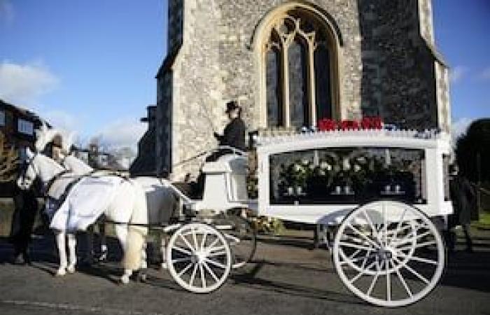 La folla tace quando la bara di Liam Payne arriva in chiesa dove si sta svolgendo il funerale