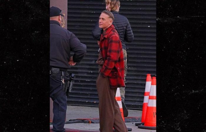 Charlie Hunnam si trasforma nel serial killer Ed Gein sul set S3 di “Monsters”.