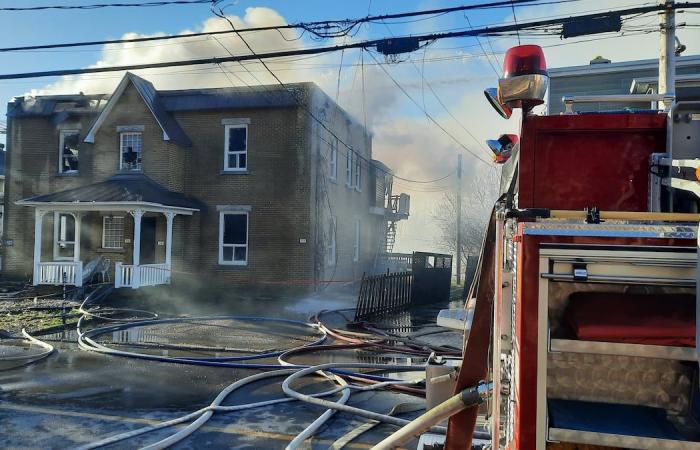 Un condominio raso al suolo dalle fiamme a Nicolet