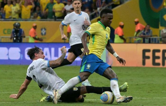 Vinicius riceve il certificato sulle sue radici camerunesi prima della partita con l’Uruguay