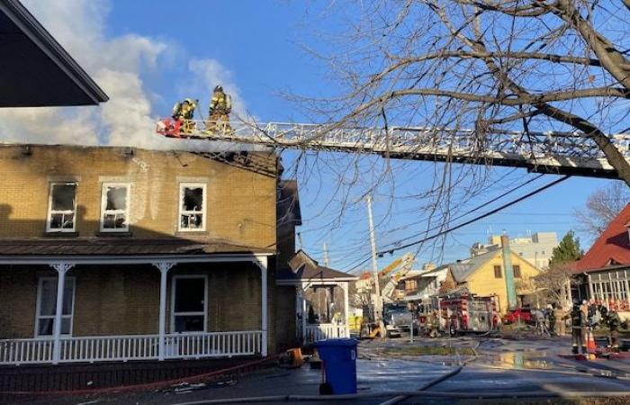 Un condominio a Nicolet è avvolto dalle fiamme