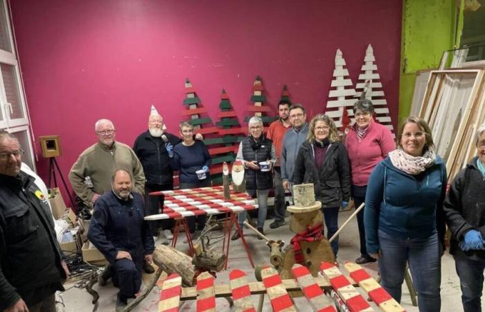 In questo villaggio della Manica, gli abitanti realizzano le proprie decorazioni natalizie