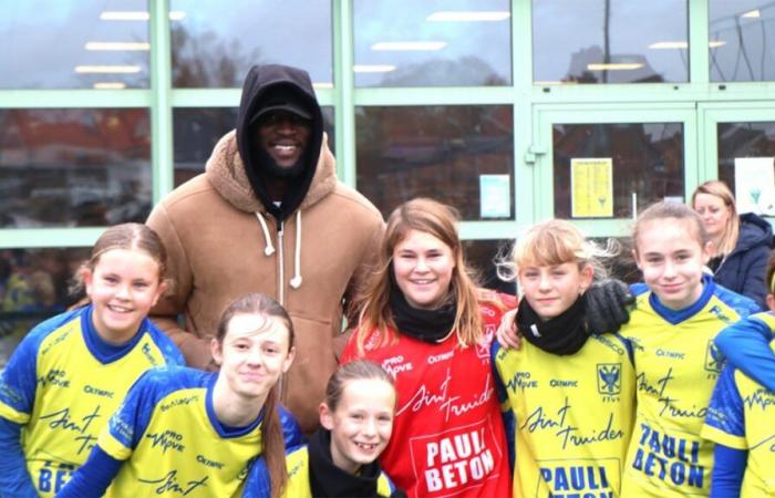 Era lì, nascosto sotto il cappuccio: Romelu Lukaku crea una sorpresa arrivando… in un club giovanile