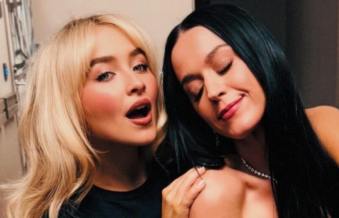 Sabrina Carpenter e Katy Perry gemelle in minigonne blu abbinate