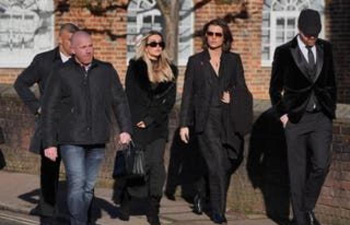 Ultimo funerale di Liam Payne: Harry Styles e Kate Cassidy tra le persone in lutto nella foto fuori dalla chiesa