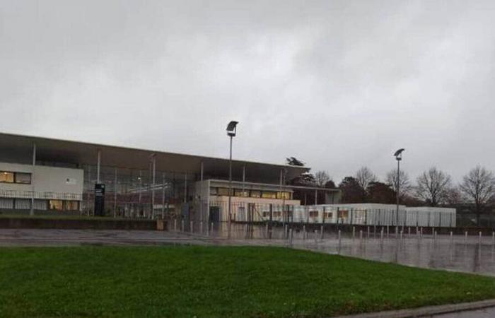 A Ille-et-Vilaine sparano fuochi d'artificio davanti al liceo