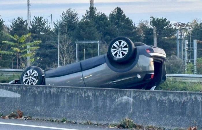 Quattro feriti e un'auto sul tetto dopo un incidente ad Angers