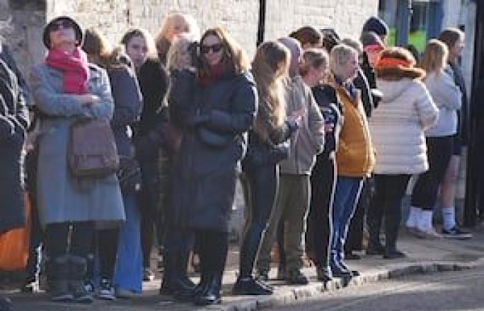 La folla tace quando la bara di Liam Payne arriva in chiesa dove si sta svolgendo il funerale