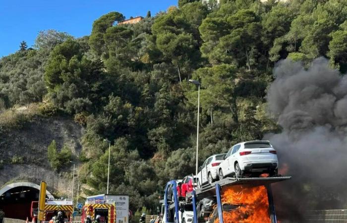 Due veicoli in fiamme, un ingresso dell'A8 chiuso nei pressi di Nizza, traffico ancora intenso… Aggiornamento sull'incidente che ha paralizzato l'autostrada questo mercoledì