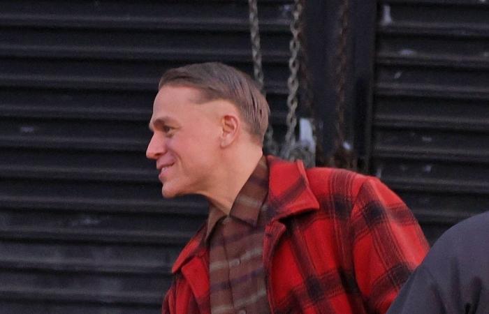 Primo sguardo a Charlie Hunnam nei panni di Ed Gein per la terza stagione di “Monster” mentre Vicky Krieps si unisce al cast