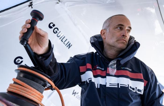 lo skipper Fabrice Amedeo approfitta del globo della Vandea per sondare gli oceani