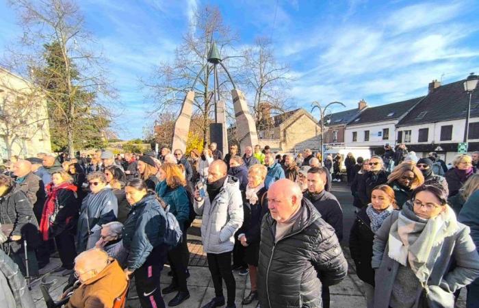 Nogent-sur-Oise. Gli abitanti di Nogent, a centinaia, hanno reso omaggio al loro primo deputato, Hervé Roberti