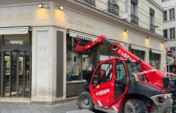 Lione. Una gioielleria attaccata con una macchina da cantiere al centro, quello che sappiamo