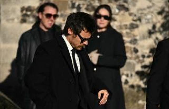 Ultimo funerale di Liam Payne: i compagni di band della star degli One Direction e la fidanzata Kate Cassidy in una foto fuori dalla chiesa