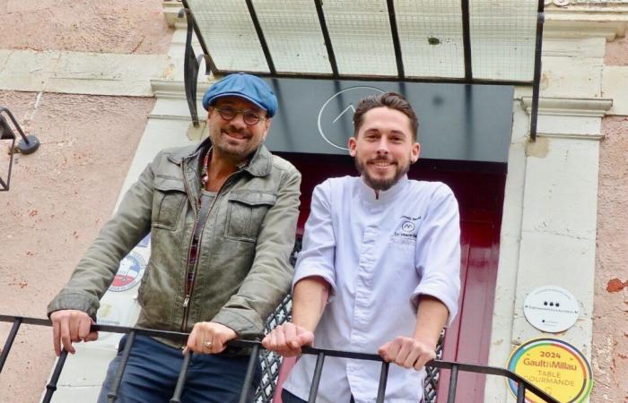 Un membro di La Rue Kétanou dà un concerto gratuito in questo ristorante di Giverny