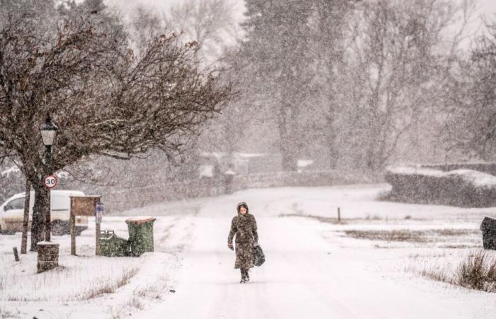 Cadrà più neve nel fine settimana mentre il Met Office emette un avviso di inondazioni | Notizie dal Regno Unito