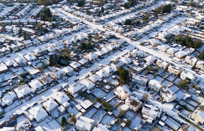 Cadrà più neve nel fine settimana mentre il Met Office emette un avviso di inondazioni | Notizie dal Regno Unito