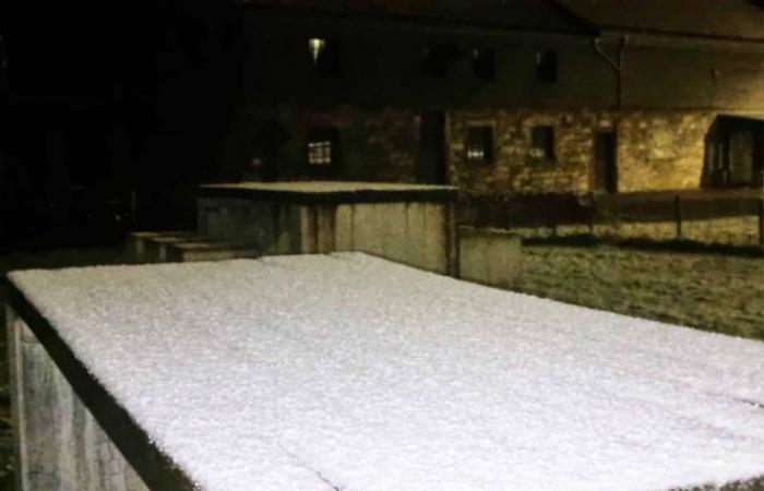 La neve è arrivata: un sottile strato osservato sulle alture del paese