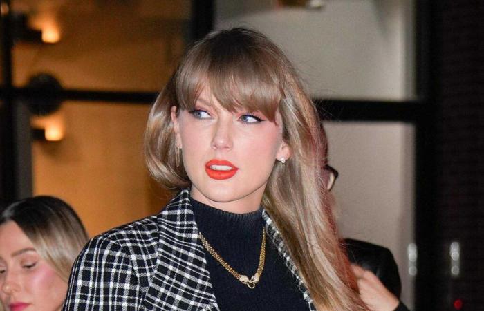 Taylor Swift ha indossato un outfit semplice e trendy con i tacchi Gucci