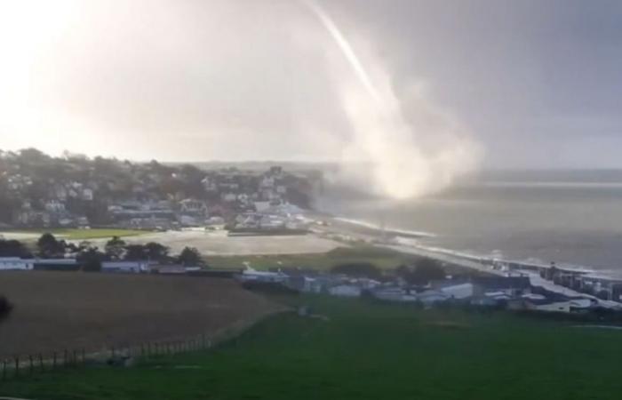 un'imponente tromba marina avvistata lungo la costa