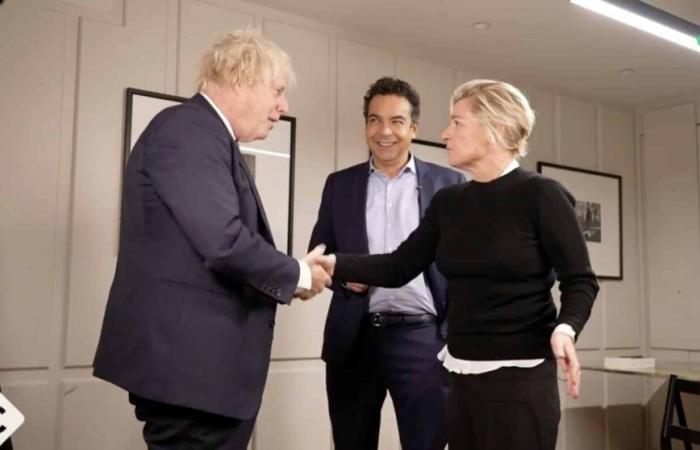 Anne-Élisabeth Lemoine: Boris Johnson si schiaccia la mano nel bel mezzo di un'intervista, la sequenza surreale