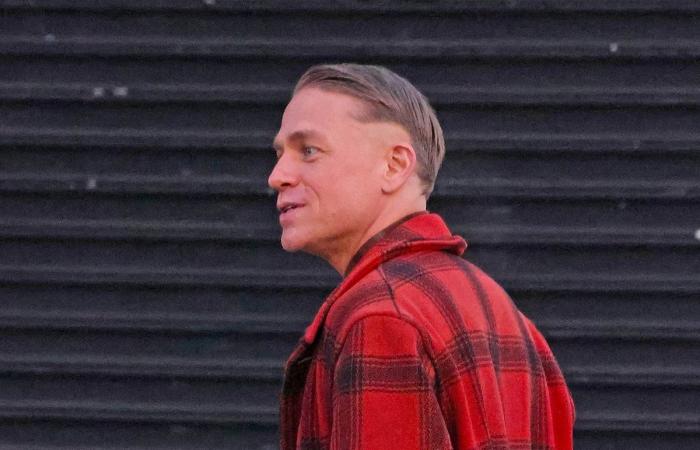 Primo sguardo a Charlie Hunnam nei panni di Ed Gein per la terza stagione di “Monster” mentre Vicky Krieps si unisce al cast