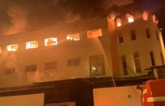 Continuano gli sforzi per spegnere un grave incendio in una fabbrica di abbigliamento a Tangeri