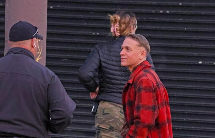 Primo sguardo a Charlie Hunnam nei panni di Ed Gein per la terza stagione di “Monster” mentre Vicky Krieps si unisce al cast