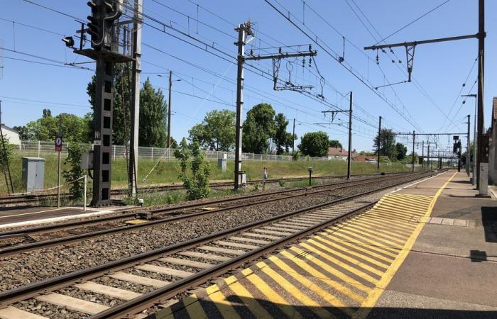 Un'auto sospesa in aria rischia di cadere sui binari della ferrovia, traffico TGV interrotto