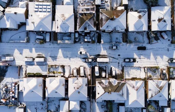 Cadrà più neve nel fine settimana mentre il Met Office emette un avviso di inondazioni | Notizie dal Regno Unito